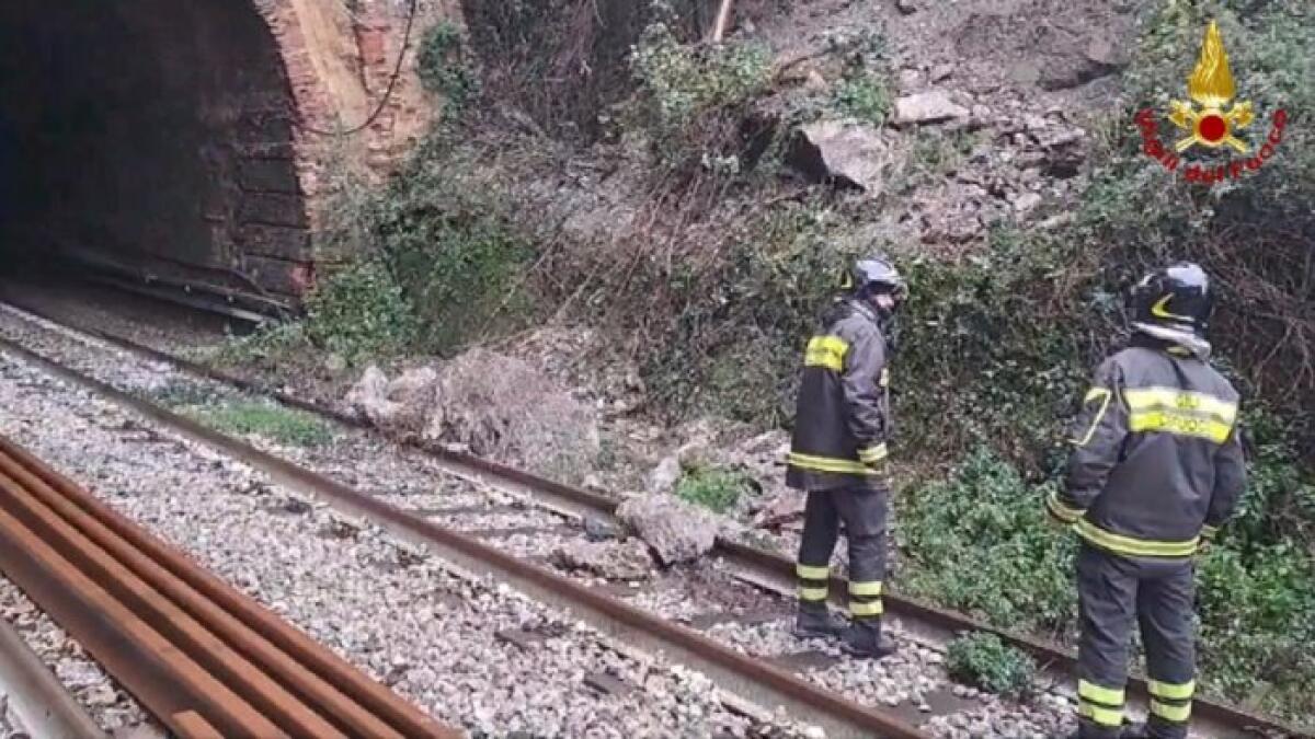 Frana sui binari, continuano disagi: oggi 15 treni cancellati - 