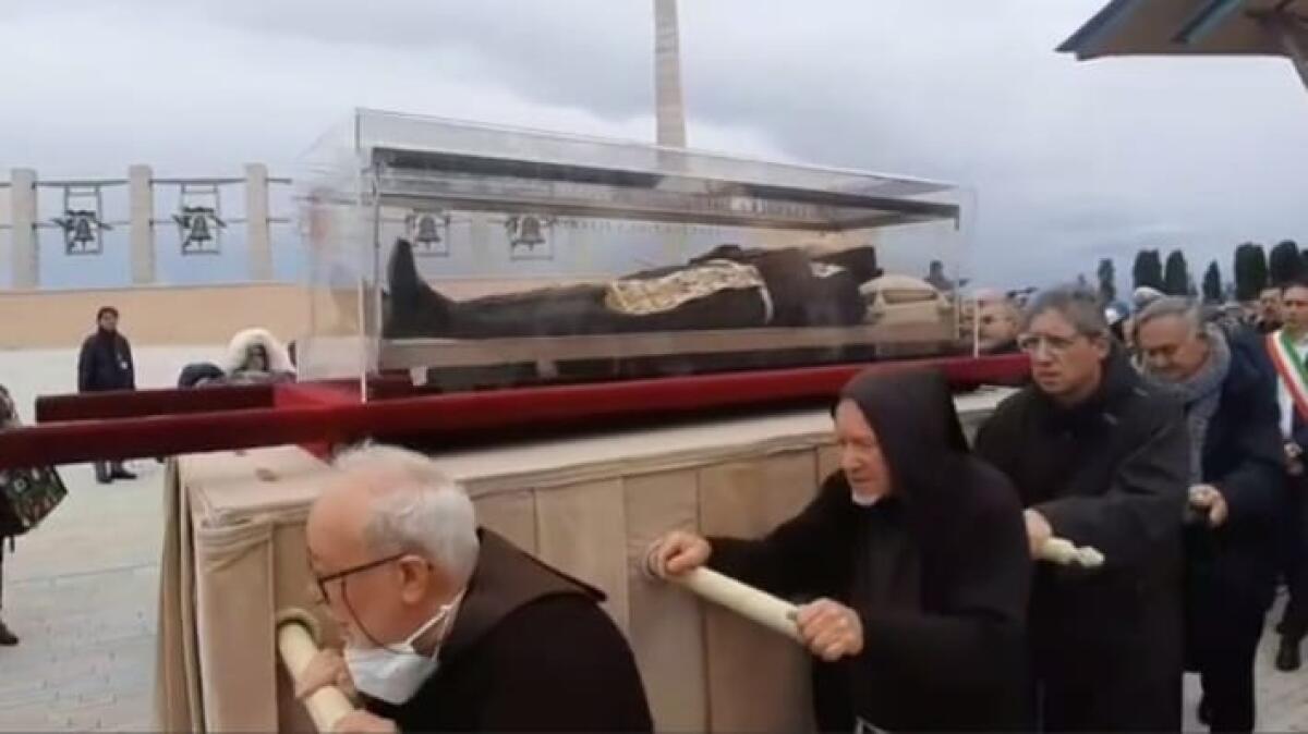 Domani l'urna di Padre Pio lascia la vecchia chiesa e torna nel Santuario - 