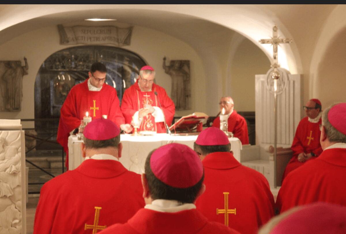 Roma, vescovi pugliesi celebrano Messa sulla tomba di San Pietro - 
