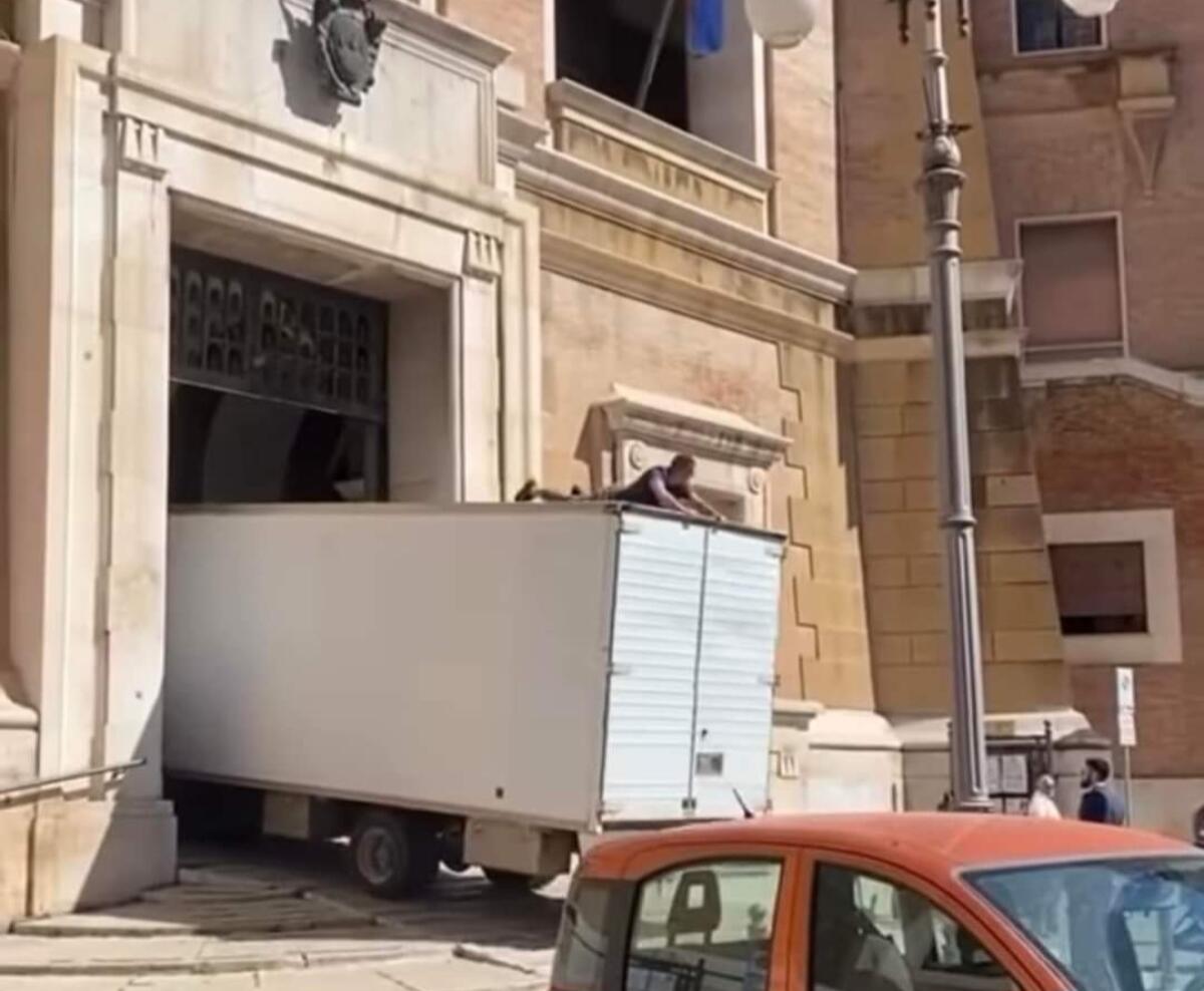 Foggia, camion entra in Comune con operaio sul tetto del mezzo - 