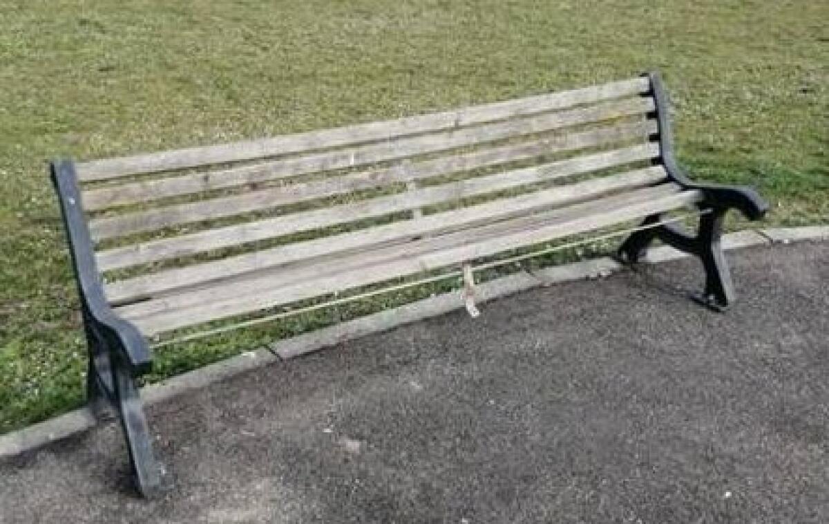 Foggia, il Comune ripristina 36 panchine del centro - 