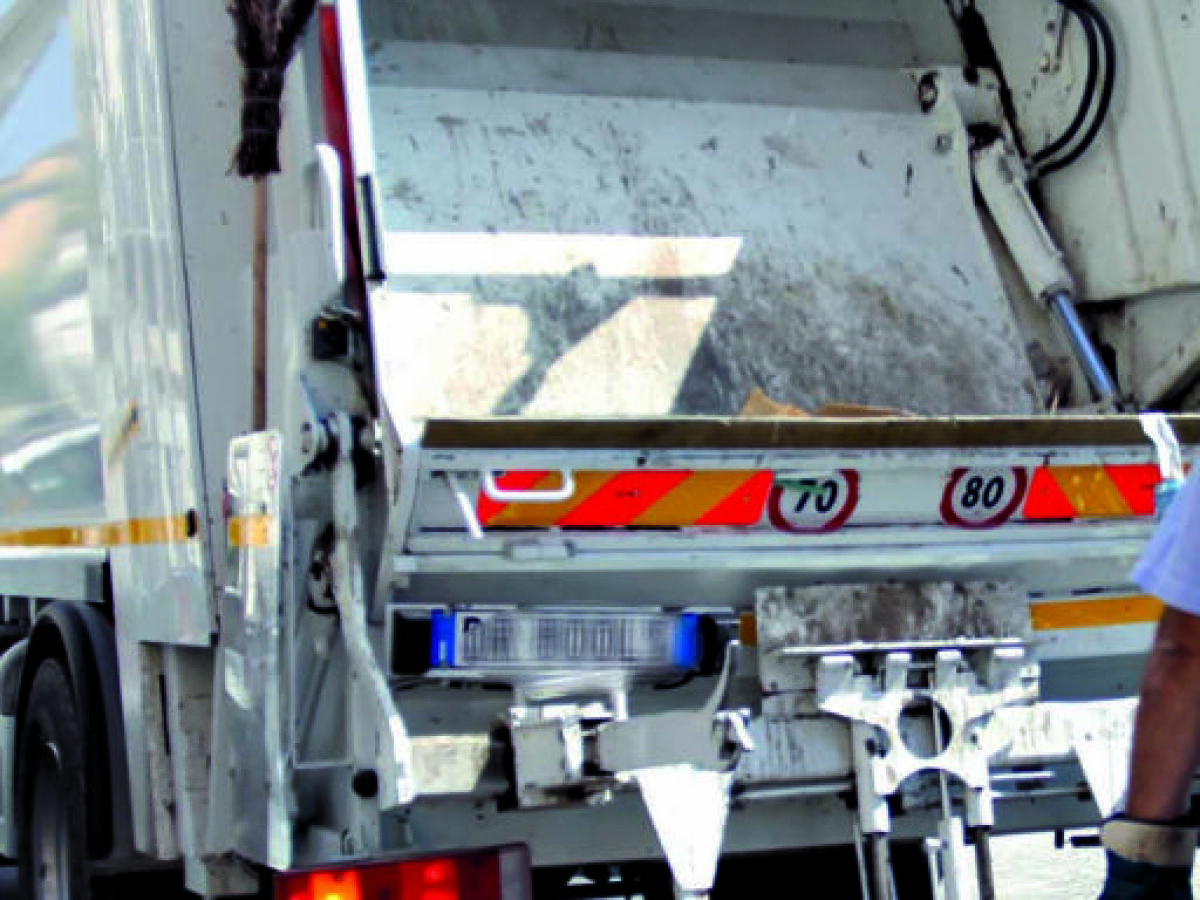 Foggia, sciopero dei lavoratori del settore igiene ambientale - Tir Spazzatura