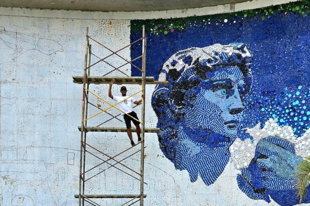 Foggia, sulla parete di una scuola un eco-murales con oltre 100mila tappi di plastica - 