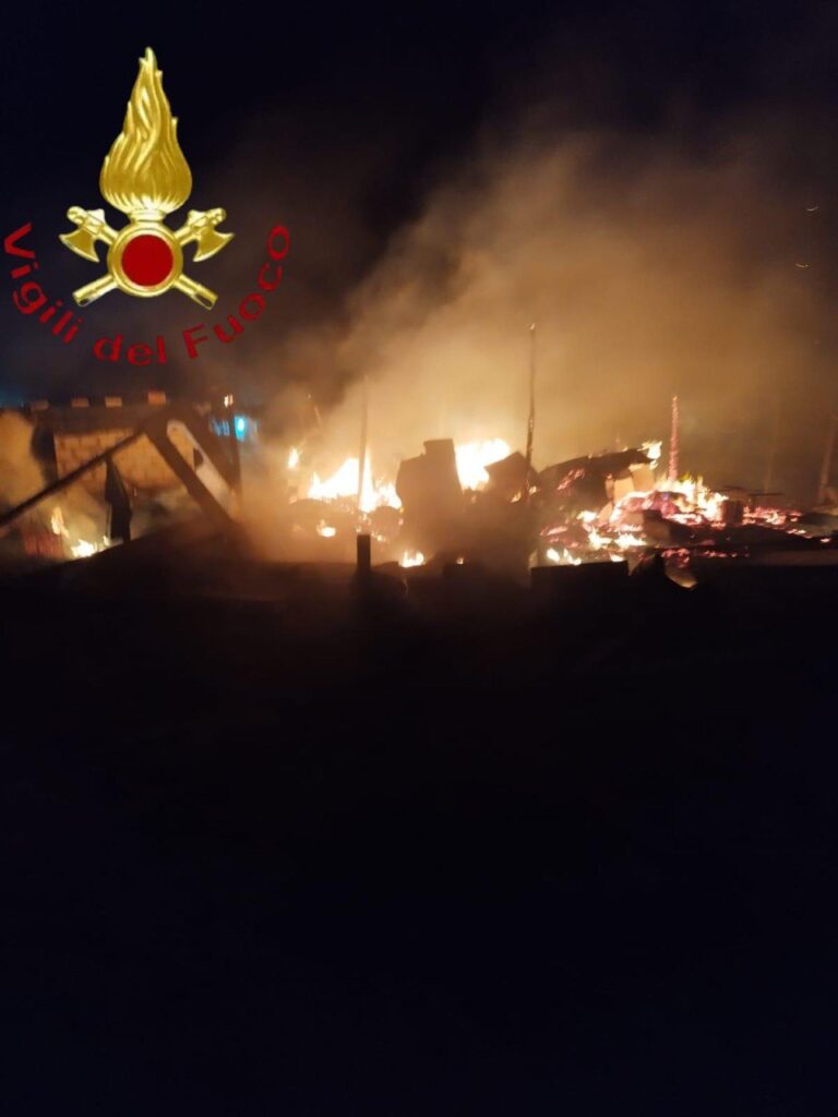 Borgo Mezzanone, incendio nel ghetto. Distrutte alcune baracche