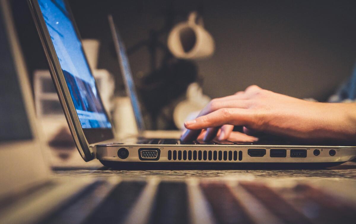 I vantaggi della formazione online professionale per la tua carriera - Photo by <a href="https://unsplash.com/@johnishappysometimes?utm_source=instant-images&amp;utm_medium=referral" target="_blank" rel="noopener noreferrer">John Schnobrich</a> on <a href="https://unsplash.com" target="_blank" rel="noopener noreferrer">