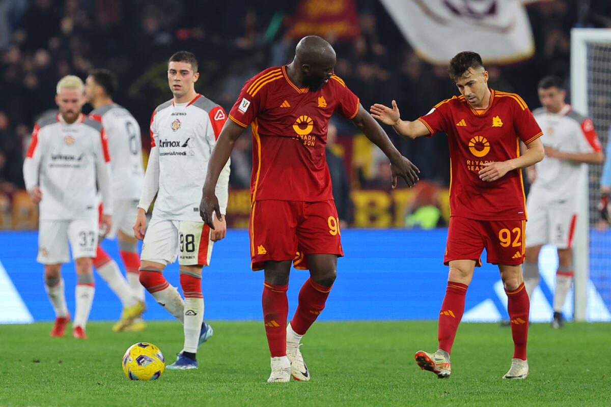 Lukaku al Napoli al posto di Osimhen? - Rome, Italy 03.01.2024: Romelu Lukaku of Roma score the goal and celebrate with Stephan El Shaarawy of Roma in  the ITALY TIM CUP 2023-2024, round of 16,  football match AS ROMA VS CREMONESE at Olympic Stadium in Rome.