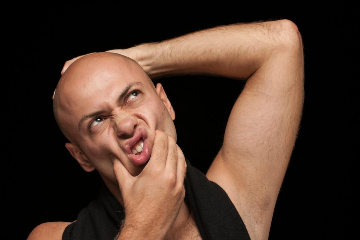 Perché si perdono i capelli? Cause e trattamenti - 