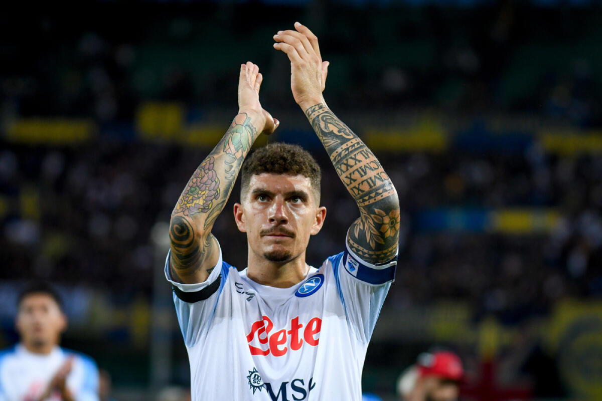 Di Lorenzo, Juve in pole - Napoli's Giovanni Di Lorenzo portrait greeting supporters  during  italian soccer Serie A match Hellas Verona FC vs SSC Napoli at the Marcantonio Bentegodi stadium in Verona, Italy, August 15, 2022 - Credit: Ettore Griffoni
