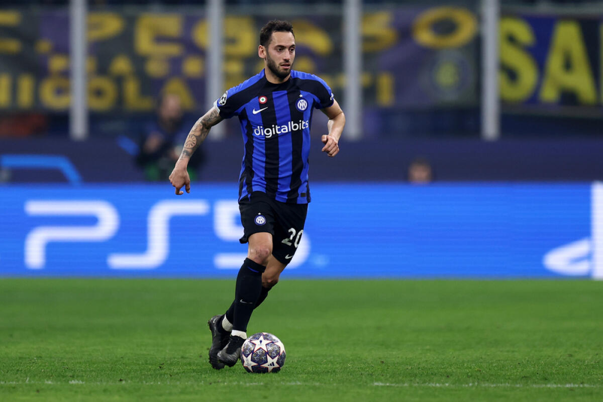 Super offerta del Bayern per Calhanoglu, l'Inter ci pensa - Hakan Calhanoglu of Fc Internazionale during the Uefa Champions League round of 16 first leg match between Fc Internazionale and Fc Porto on February 22, 2023 in Milano Italy .