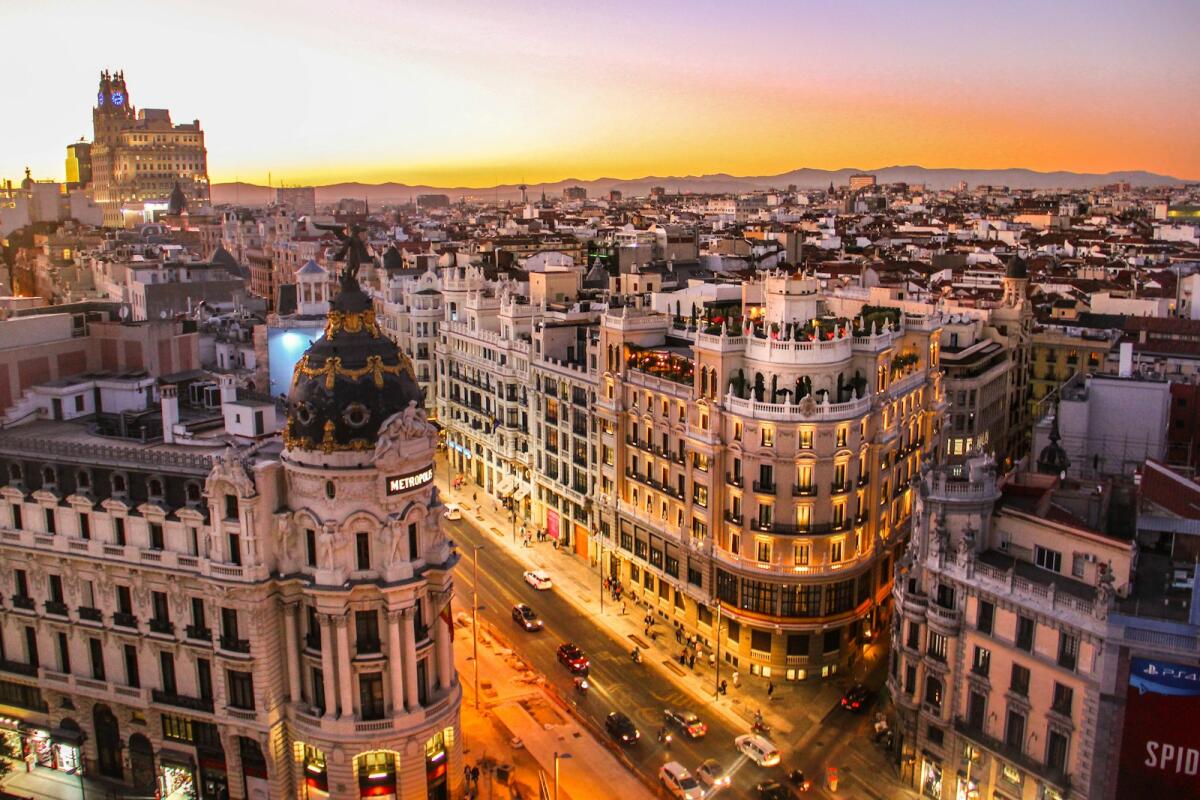Vivere in Spagna: qualità della vita, stipendi medi e migliori città - Photo by <a href="https://unsplash.com/@florianwehde?utm_source=instant-images&amp;utm_medium=referral" target="_blank" rel="noopener noreferrer">Florian Wehde</a> on <a href="https://unsplash.com" target="_blank" rel="noopener noreferrer">Unsplash</