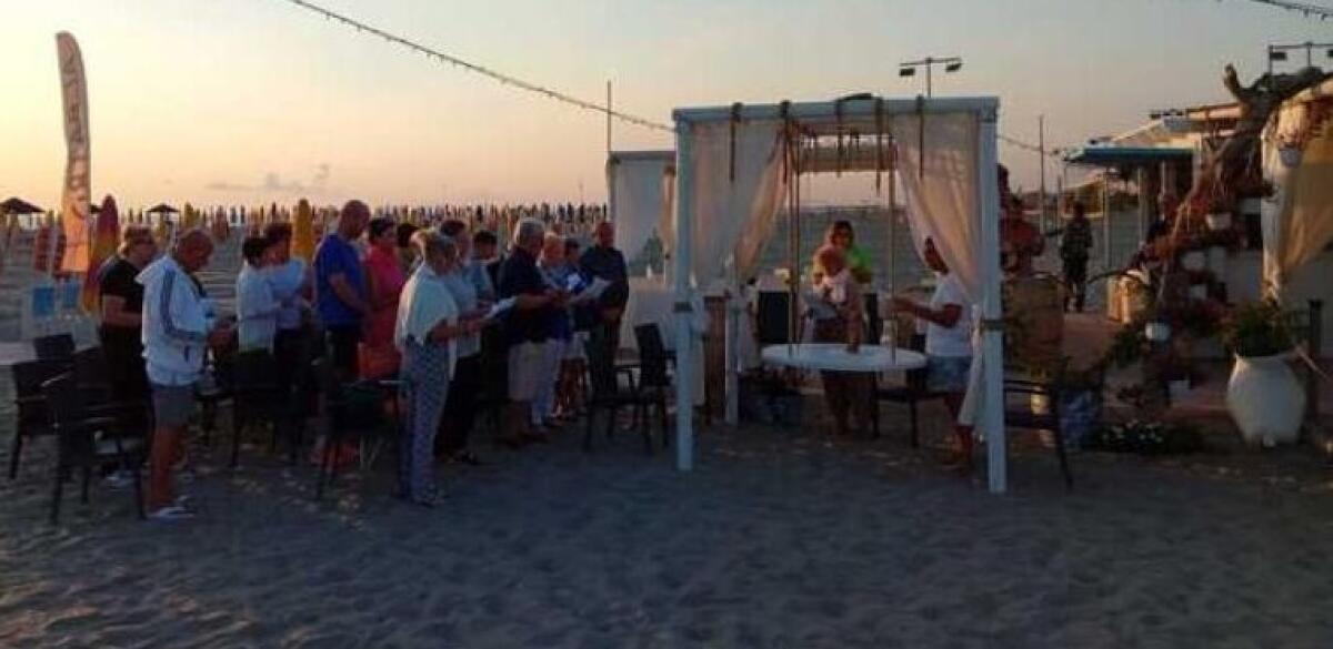 Margherita di Savoia, benedizione dei nonni in riva al mare - 