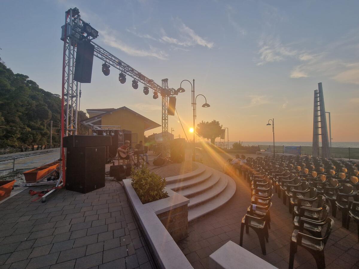Il concerto di Mario Venuti accanto alle onde di San Menaio - 