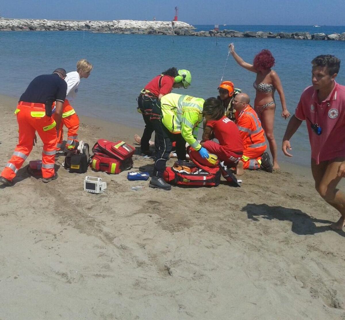 Manfredonia, ha un infarto mentre nuota: muore un turista di 67 anni - 