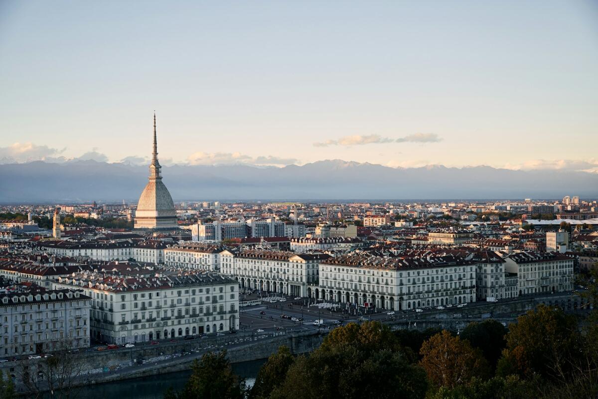 Casa Vacanza Vicino a Torino: La Soluzione Ideale per un Soggiorno Perfetto - Photo by <a href="https://unsplash.com/@fabiogibin?utm_source=instant-images&amp;utm_medium=referral" target="_blank" rel="noopener noreferrer">Fabio Gibin</a> on <a href="https://unsplash.com" target="_blank" rel="noopener noreferrer">Unsplash</a>