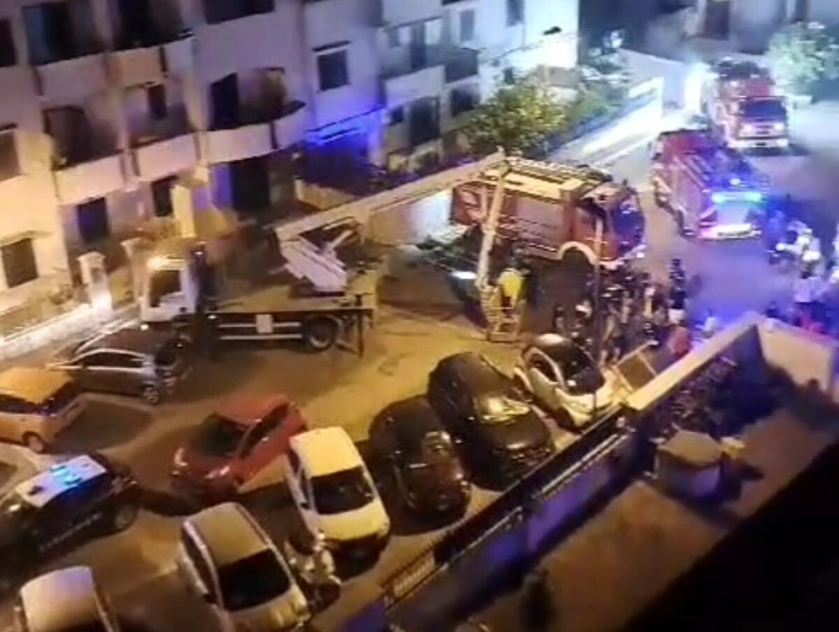 Vieste, fiamme in palazzina. Residenti e turisti salvati anche con pala meccanica da balconi e finestre - 