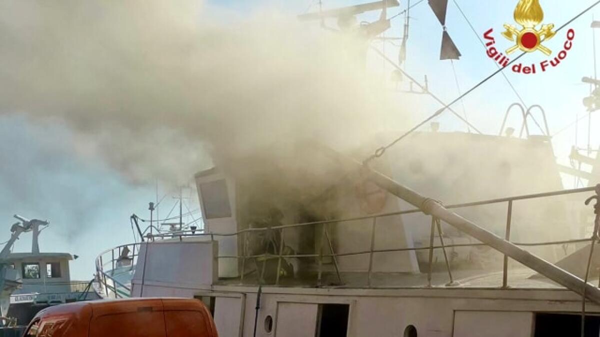 Manfredonia, a fuoco un peschereccio ormeggiato in porto - 