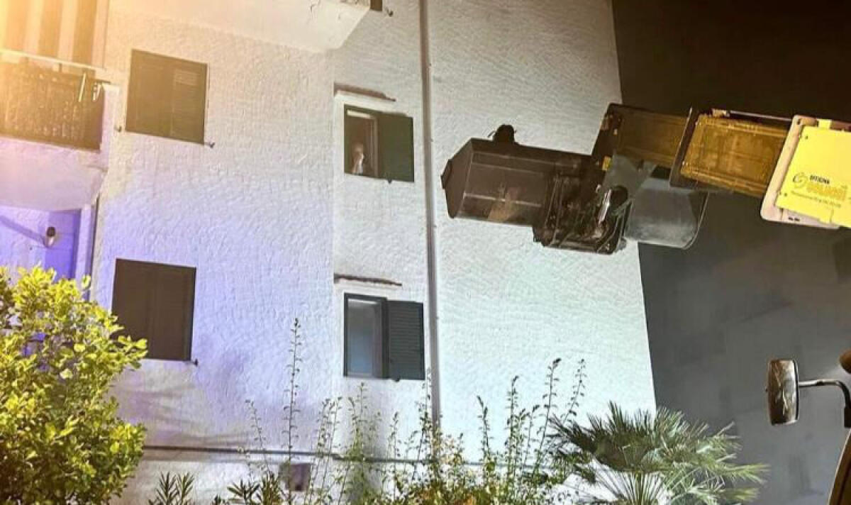 Vieste, incendio in una palazzina: 25 persone evacuate con una pala meccanica - 
