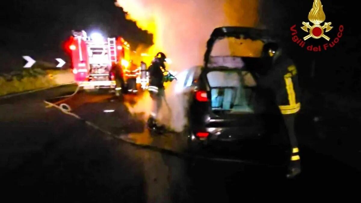 Paura in autostrada: brucia auto di una famiglia foggiana - 