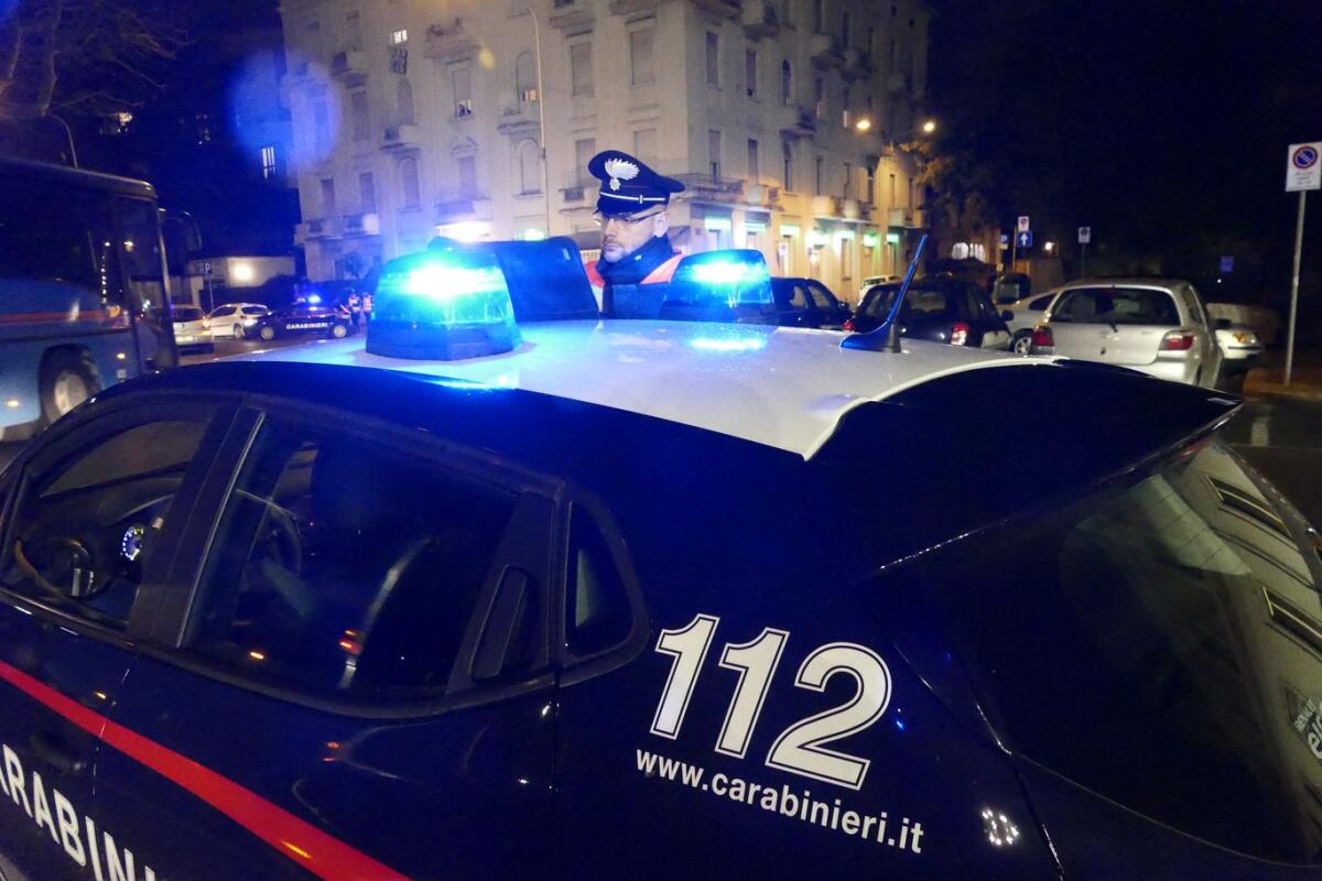 San Severo, bomba distrugge ingresso negozio di parrucchiere - 