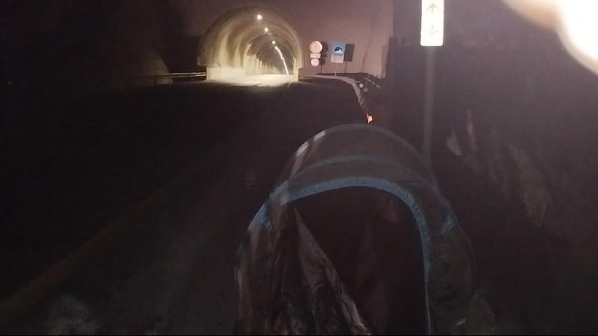 Galleria Passo del Lupo: da ieri Tutolo accampato con la tenda - 