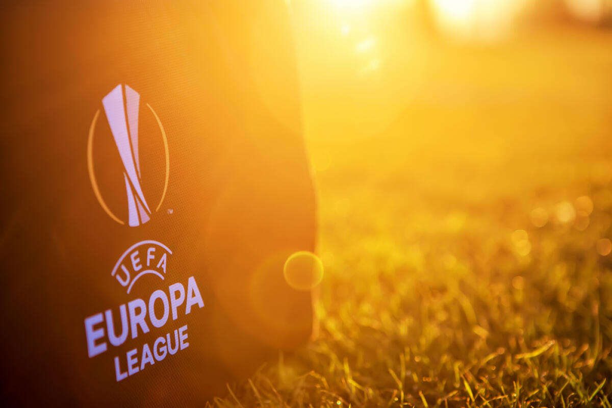 Parte la nuova Europa League: il calendario - Thessaloniki, Greece- August 2, 2017: Uefa Europa League Logo on the bag οn the pitch in the sunset