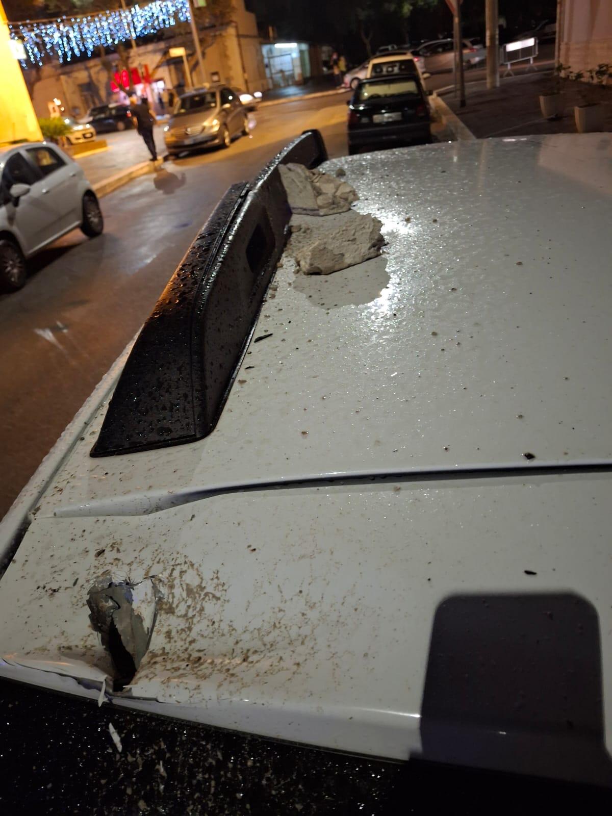 Foggia, cadono calcinacci da stabile in via Airone. Paura tra i passanti - 