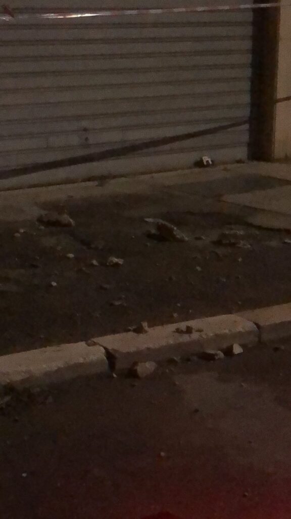 Foggia, cadono calcinacci da stabile in via Airone. Paura tra i passanti