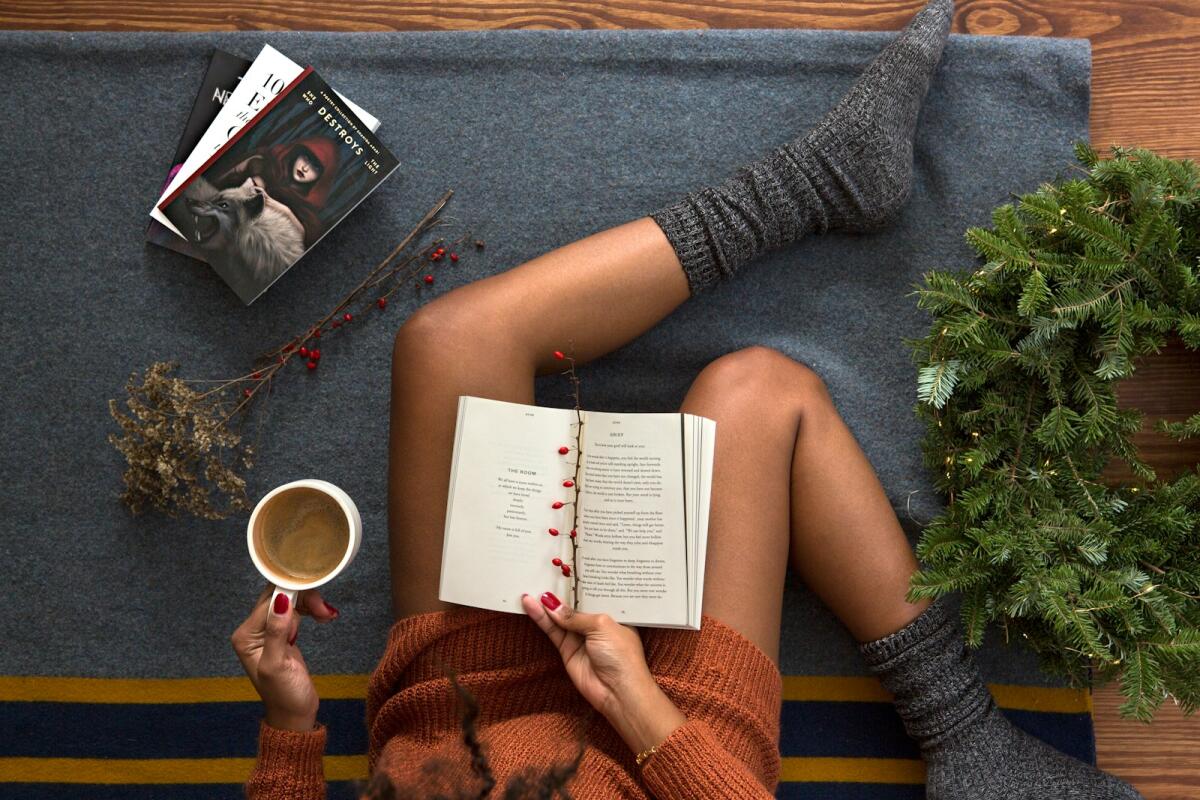 Calze Tecniche per Escursionismo: Guida Completa all'Acquisto per Massimo Comfort e Prestazioni - Photo by <a href="https://unsplash.com/@thoughtcatalog?utm_source=instant-images&amp;utm_medium=referral" target="_blank" rel="noopener noreferrer">Thought Catalog</a> on <a href="https://unsplash.com" target="_blank" rel="noopener noreferrer">Unspla