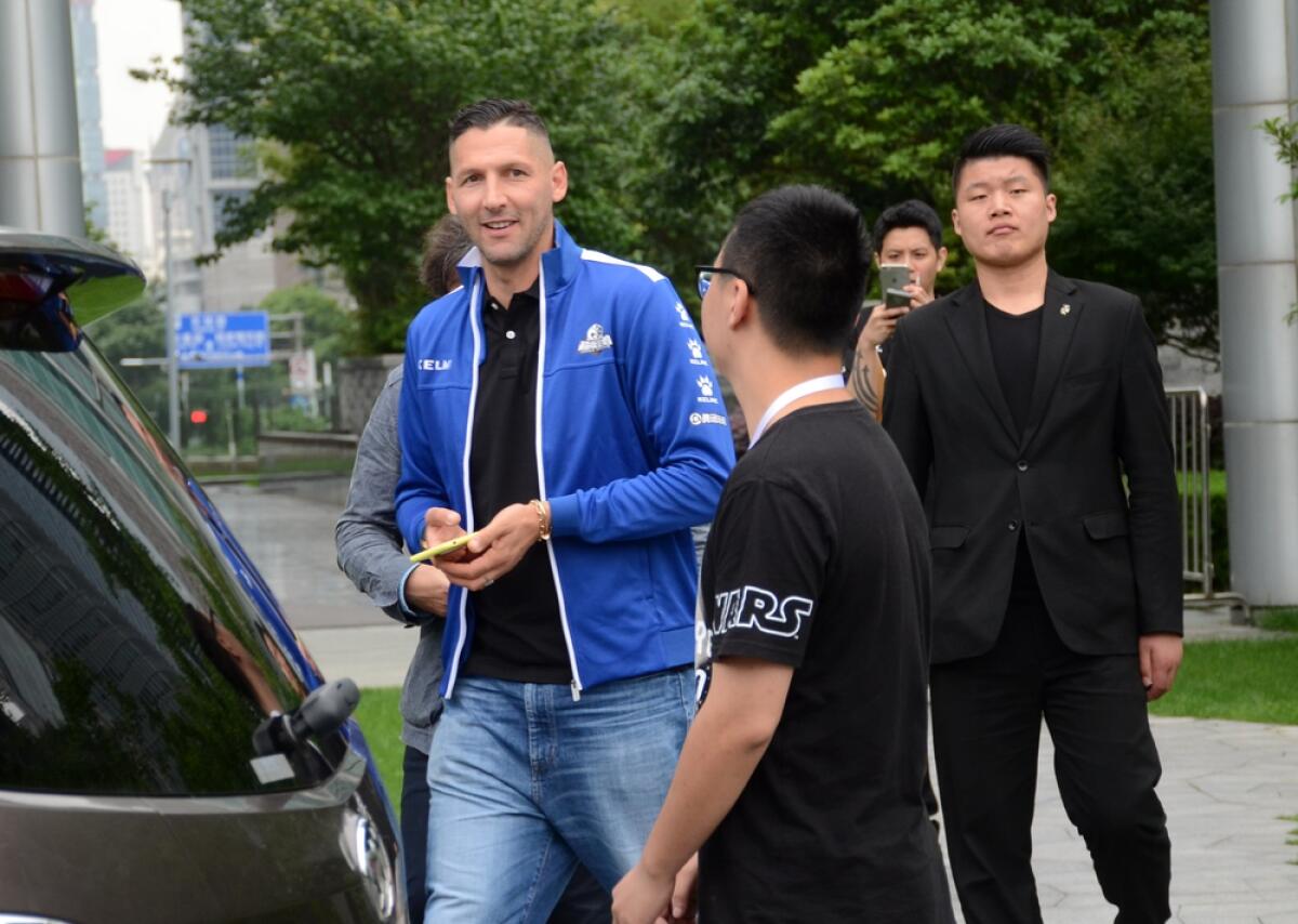 Inter, Materazzi: "Mbappé o Haaland? Mi prendo Lautaro! - Italian former football player Marco Materazzi, left, uses his smartphone as he walks on a road ahead of the 2018 Super Penguin Soccer Celebrity Game in Shanghai, China, 31 May 2018.