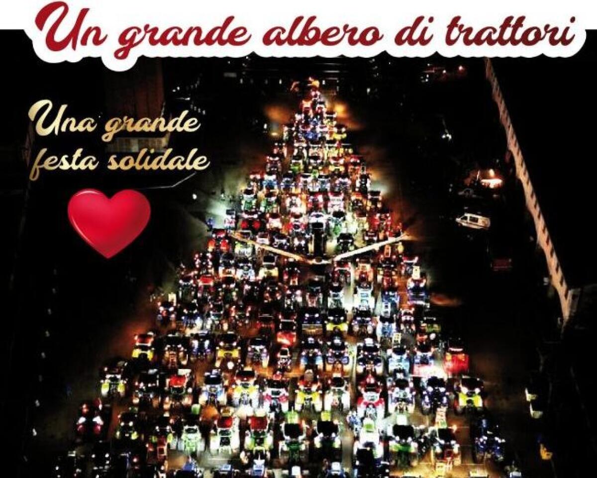 Candela, i trattori formano un grande albero di Natale - 