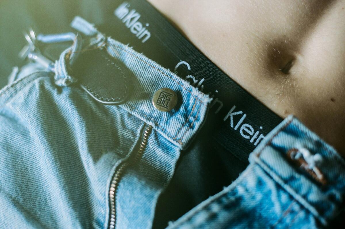Slip e Boxer da Uomo: Quali Scegliere e Perché - Photo by <a href="https://unsplash.com/@ebouv?utm_source=instant-images&amp;utm_medium=referral" target="_blank" rel="noopener noreferrer">Elise Bouvet</a> on <a href="https://unsplash.com" target="_blank" rel="noopener noreferrer">Unsplash</a>