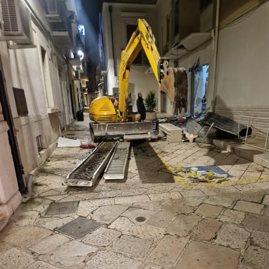 Apricena, sfondano gioielleria con pala meccaninca