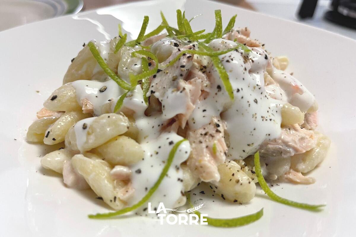 Cavatelli con Salmone Fresco, Panna Acida e zeste di Limone - 