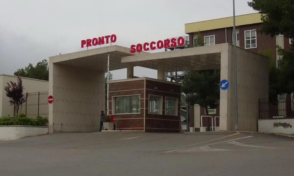 Panico al pronto soccorso, detenuto cerca di impossessarsi di una pistola - 