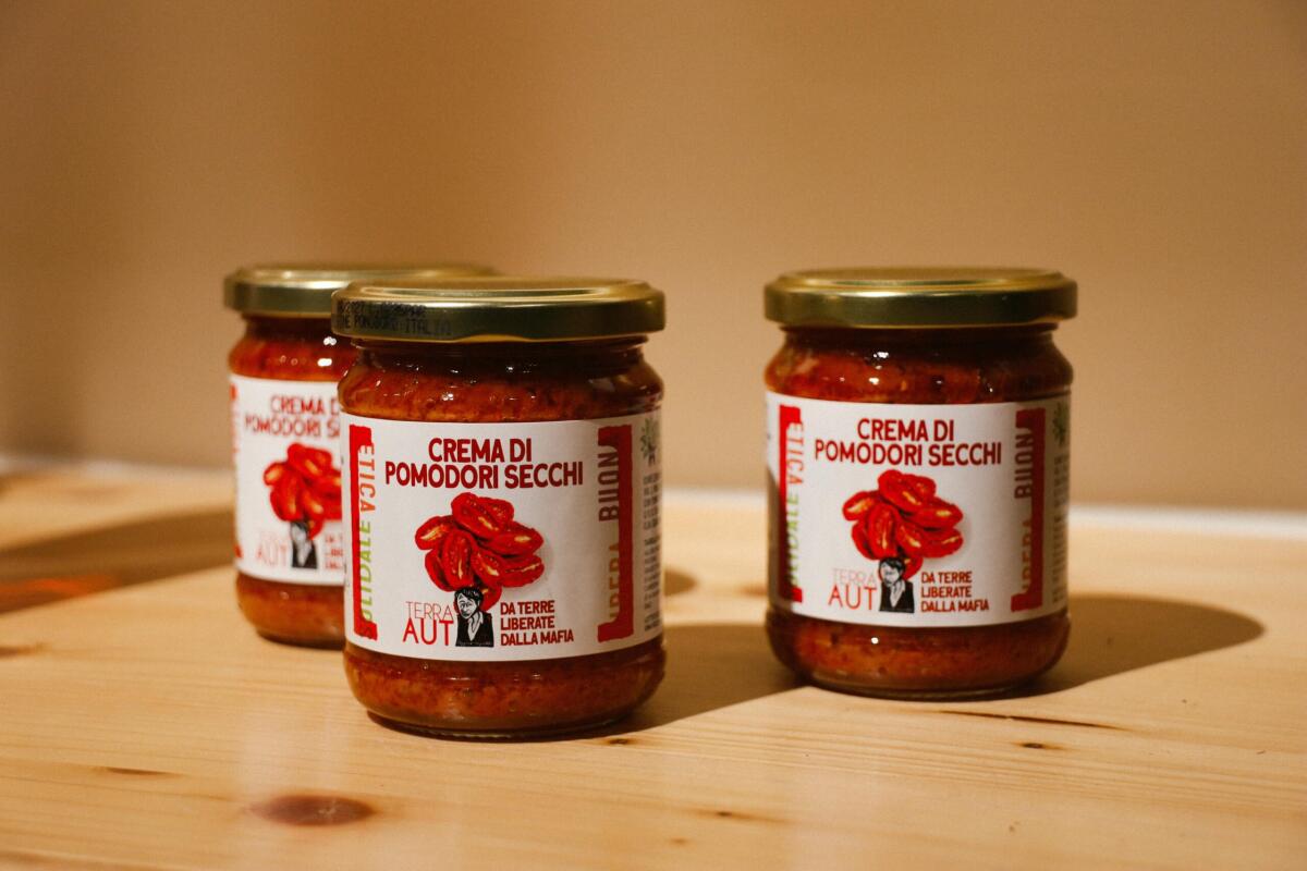 La crema di pomodori secchi nata su Terra Aut, bene liberato dalla mafia - 