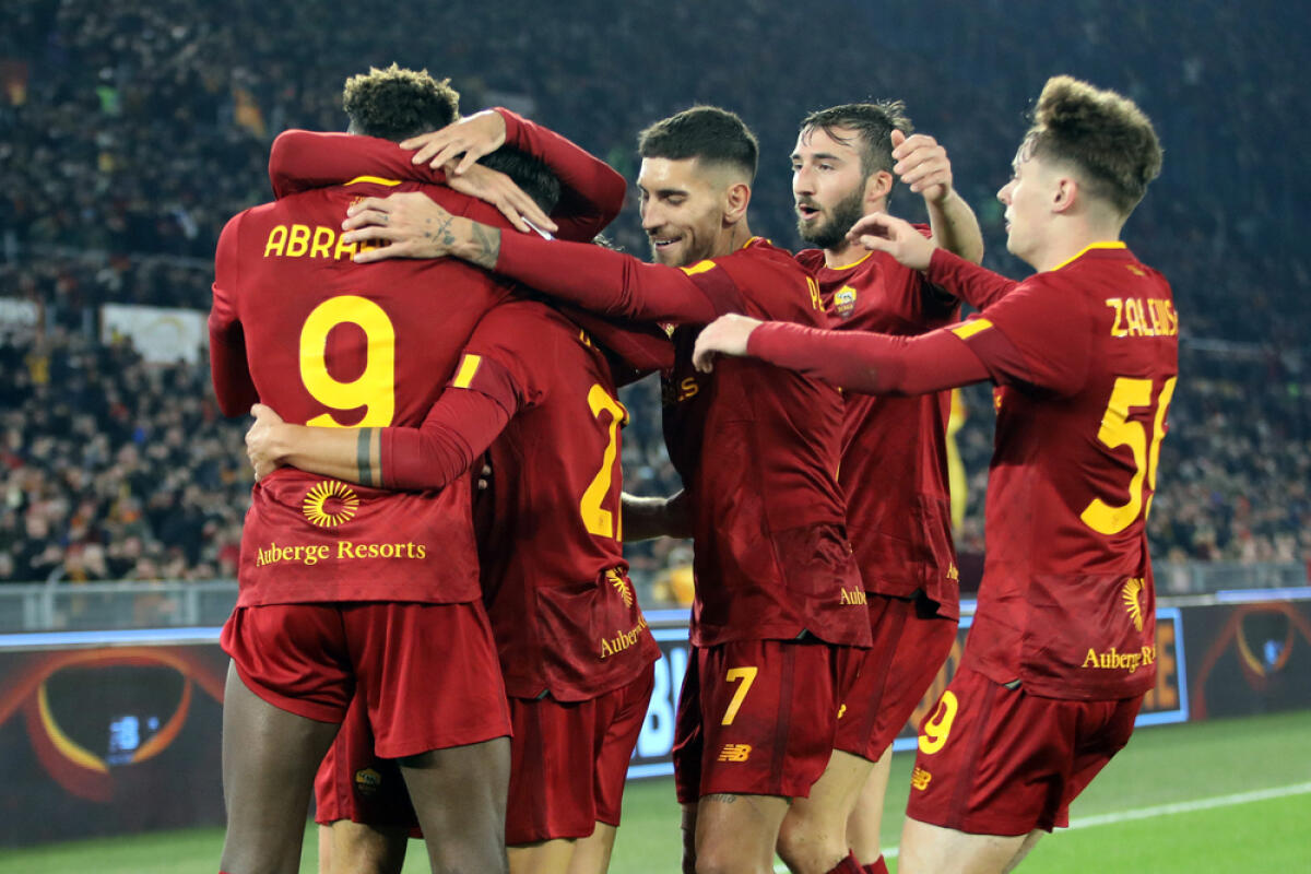 Roma, c'è la lesione: le ultime su Celik - Rome, Italy 15.01.2023:  Paulo Dybala (AS ROMA) score the goal and celebrates with Tammy Abrham (AS ROMA) during the Serie A football match between AS Roma and AC Fiorentina  at Stadio Olimpico on January 15, 2023 in Rome, Italy.