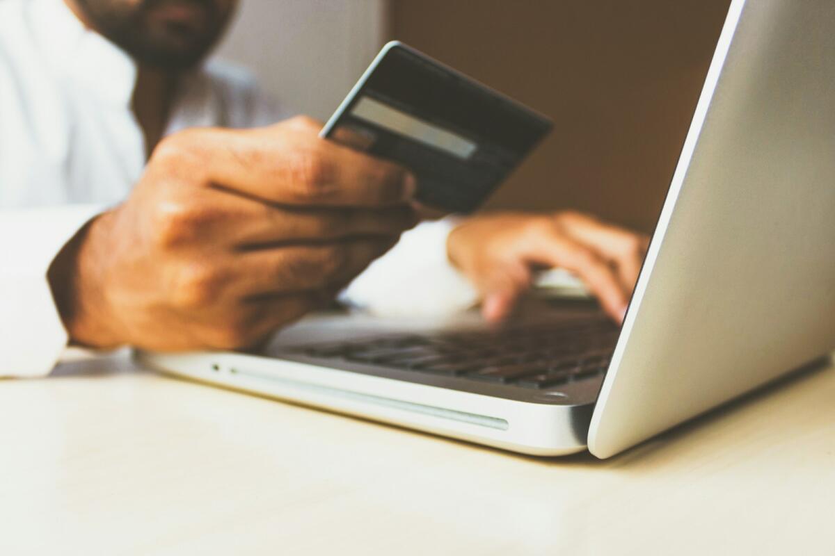 Donazioni online: tutti i modi per donare - Photo by <a href="https://unsplash.com/@rupixen?utm_source=instant-images&amp;utm_medium=referral" target="_blank" rel="noopener noreferrer">rupixen</a> on <a href="https://unsplash.com" target="_blank" rel="noopener noreferrer">Unsplash</a>