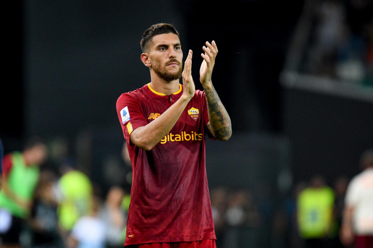 Napoli, altro duello di mercato con l'Inter: obiettivo Pellegrini - Roma's Lorenzo Pellegrini greets fans  during  italian soccer Serie A match Udinese Calcio vs AS Roma at the Friuli - Dacia Arena stadium in Udine, Italy, September 04, 2022 - Credit: Ettore Griffoni