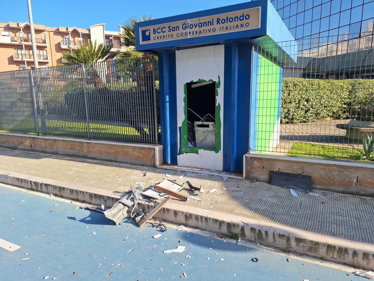 Assalto bancomat via Manfredi. Danni anche ad automobili in sosta - 