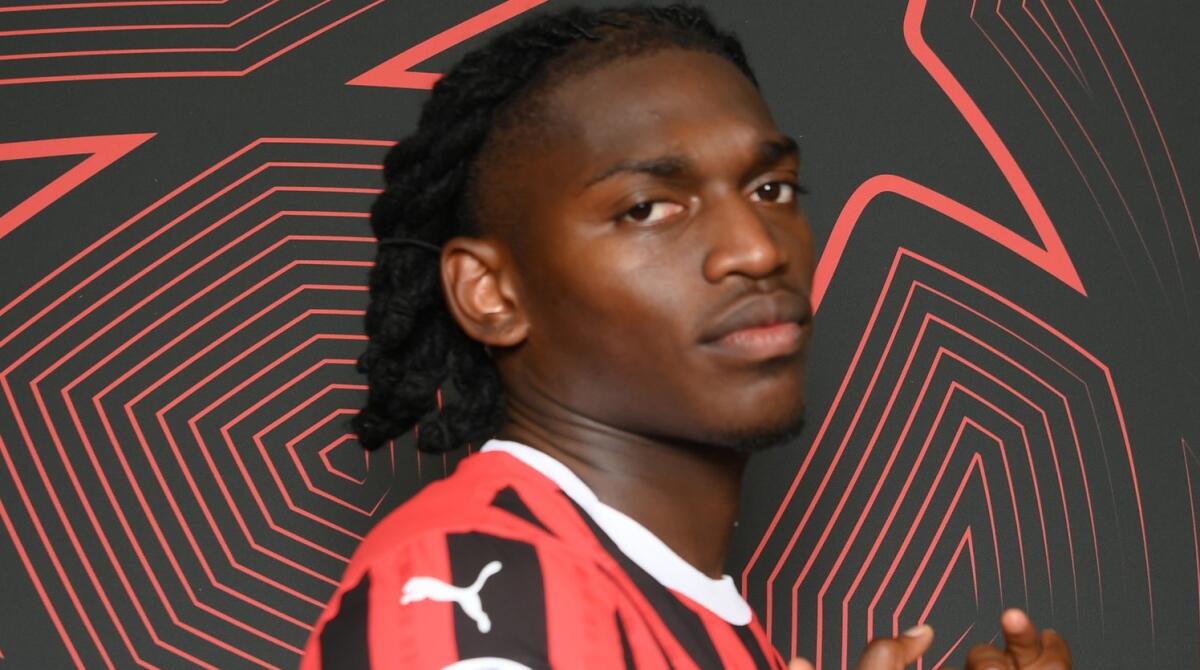 Milan, la differenza di incasso tra la Champions e l'Europa League - MILAN, ITALY - AUGUST 28: Rafael Leao of AC Milan poses for a UEFA portraits session at Milanello Sports Center on August 28, 2024 in Milan, Italy. (Photo by Claudio Villa - UEFA/UEFA via Getty Images)