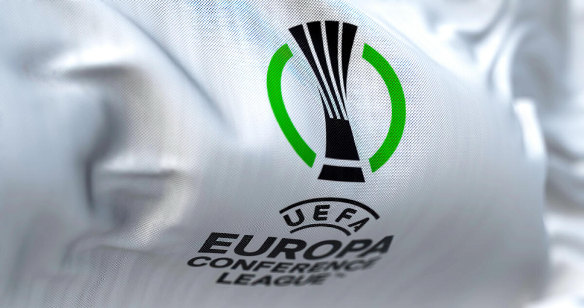 Ecco gli introiti della Conference League - Prague, Czech Rep, July 2022: Close-up view of the UEFA Europa Conference League flag waving. Europa Conference League is an annual football club competition for european clubs. 3D illustration render