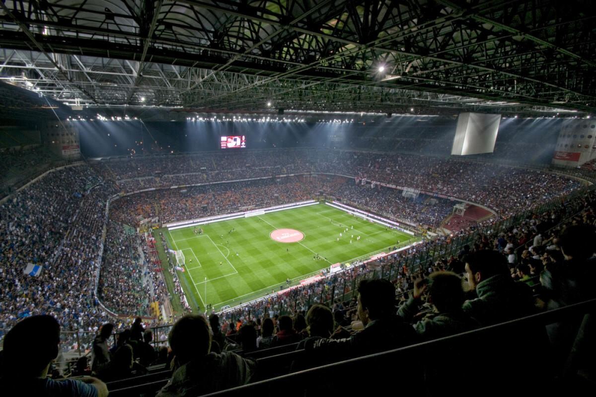 Milan, sarà un sabato di fuoco: prevista contestazione dei tifosi - MILAN, OCTOBER 7 : italian Championship game, Milan vs Inter, October 7th, 2012 in Milan, Italy. The derby between the 2 teams of the city ends 1-0 for Inter