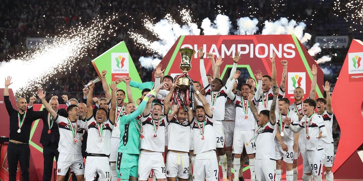 Bologna, caccia al difensore. Solet nel mirino, sullo sfondo Okoli e Tarrega - ROME, ITALY - MAY 14: Lewis Ferguson, Lorenzo De Silvestri and Riccardo Orsolini of Bologna lift the Coppa Italia trophy as their team mates celebrate after the team's victory in the Coppa Italia Final match between AC Milan and Bologna at Stadio Oli