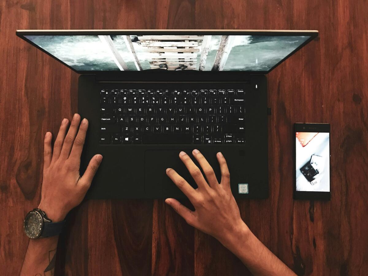 Ripartire dal web: il ruolo della comunicazione digitale per le piccole aziende locali - Photo by <a href="https://unsplash.com/@a_myth?utm_source=instant-images&amp;utm_medium=referral" target="_blank" rel="noopener noreferrer">Amith Nair</a> on <a href="https://unsplash.com" target="_blank" rel="noopener noreferrer">Unsplash</a>