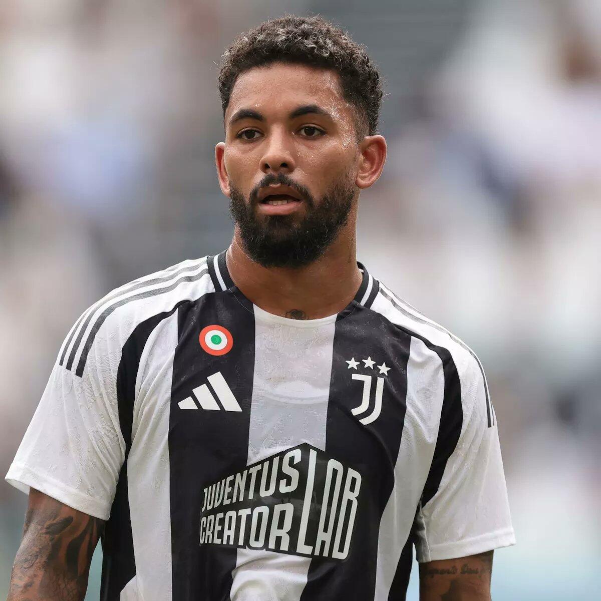 Sirene inglesi per Douglas Luiz - Douglas Luiz, centrocampista Juve (foto X @DeadlineDayLive)