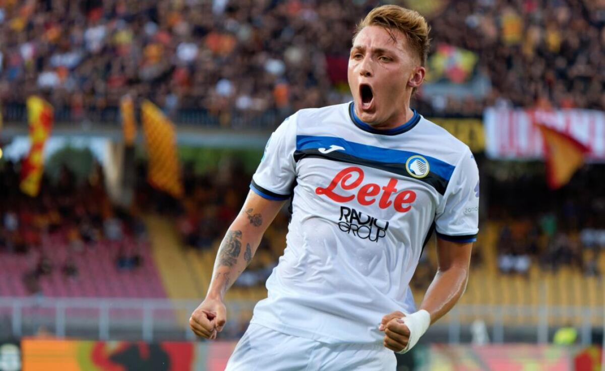 Sportitalia - Criscitiello: "Retegui va all’AlQadsiah per 70 milioni" - Mateo Retegui of Atalanta celebrates after scoring a goal  during  US Lecce vs Atalanta BC, Italian soccer Serie A match in Lecce, Italy, August 19 2024