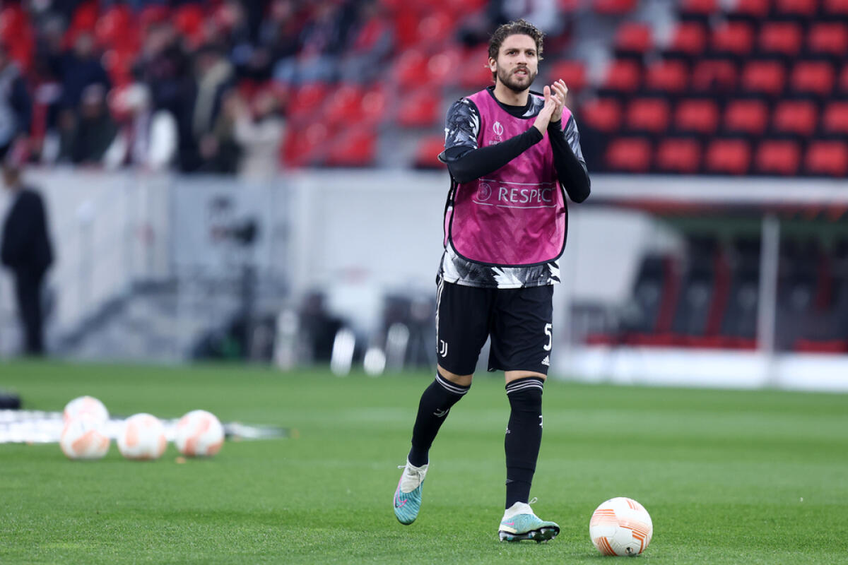 La Juventus dice no all’Al Ahli per Locatelli: rifiutati 25 milioni - Manuel Locatelli of Juventus Fc during the Uefa Europa League  match beetween  Sc Freiburg and Juventus Fc at Stade Europa-Park on March 16 2023 in Freiburg, Germany .