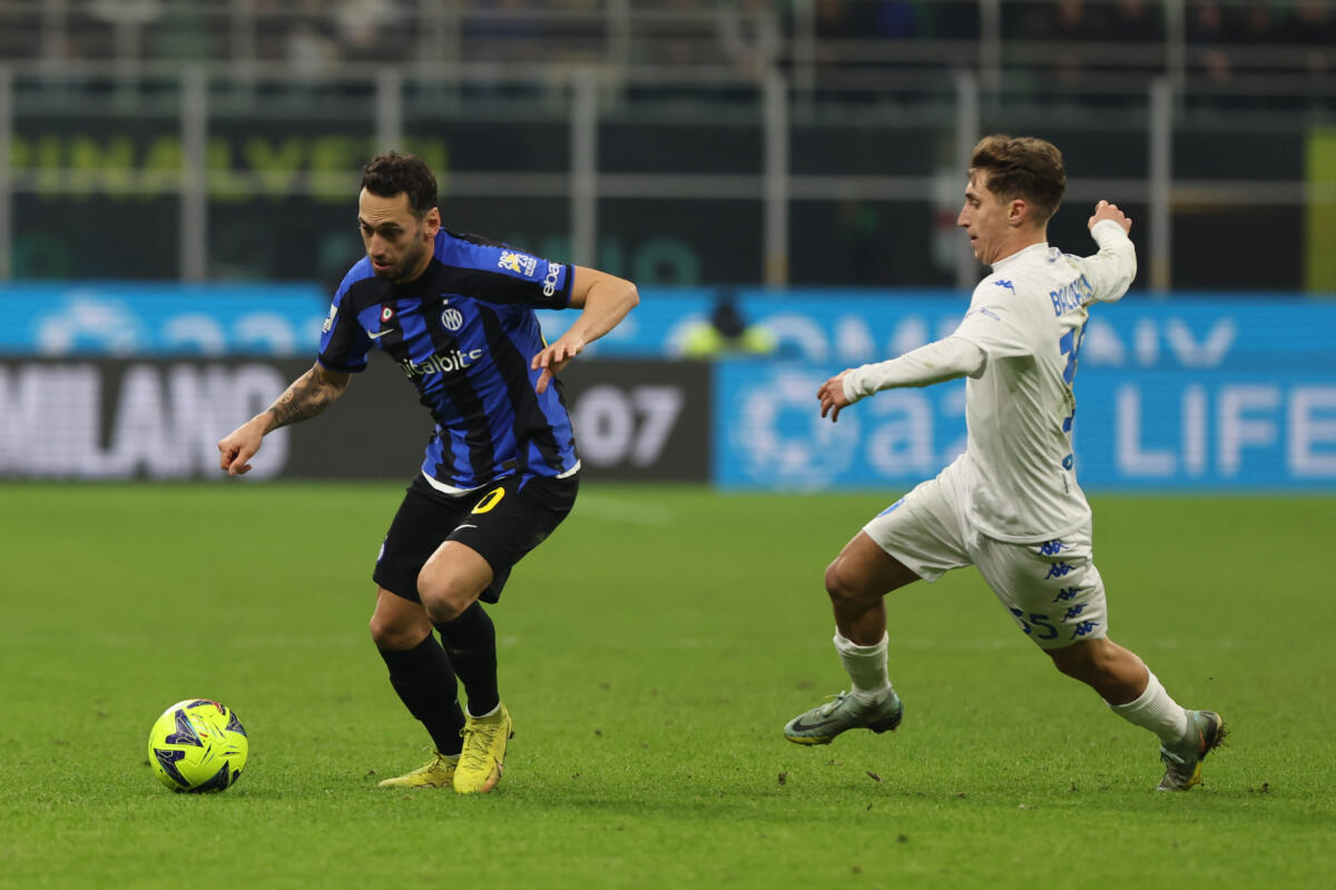 Baldanzi al Verona: prestito con diritto di riscatto dalla Roma - Hakan Calhanoglu of FC Internazionale competes for the ball with Tommaso Baldanzi of Empoli FC during Serie A 2022/23 football match between FC Internazionale and Empoli FC at Giuseppe Meazza Stadium, Milan, Italy on January 23, 2023 - Credit: Fabriz