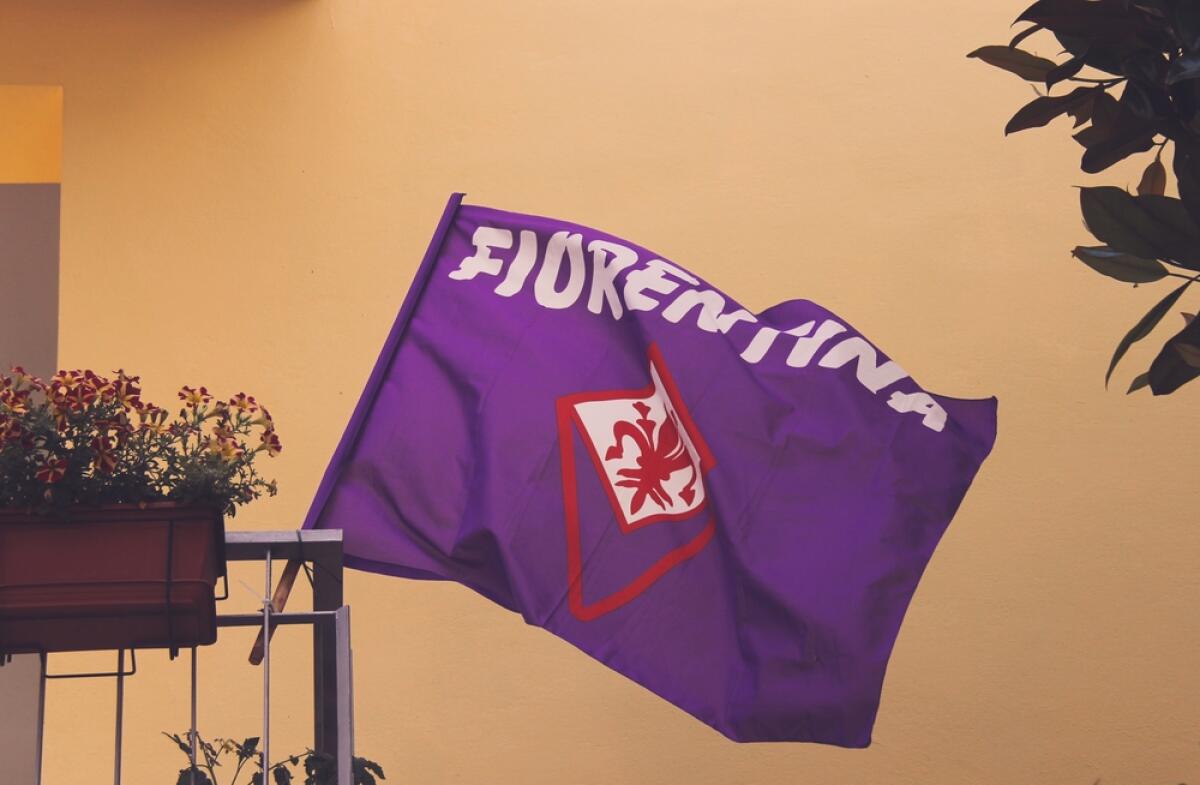 Fiorentina, per la difesa piace Itakura del Borussia Monchengladbach - May 7th 2022 , Florence, Italy . Shot of a Fiorentina flag hanging from a balcony in Florence , Italy