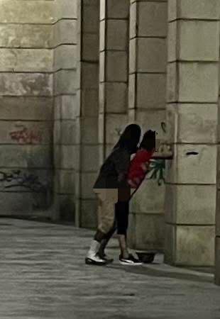 Foggia, sesso all'aperto sotto i portici di piazzale Vittorio Veneto